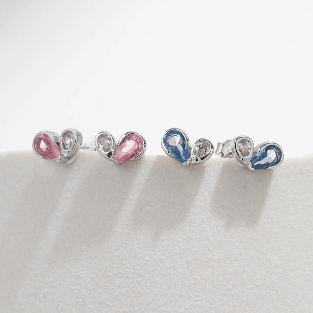 pendientes románticos de corazones, pendientes de corazones con circonitas, pendientes de circonitas coloridas, pendientes románticos, joyería de corazones, pendientes elegantes, pendientes de moda, pendientes de diseño romántico, joyería con circonitas, pendientes de colores, pendientes para mujeres, pendientes de amor, pendientes con piedras preciosas