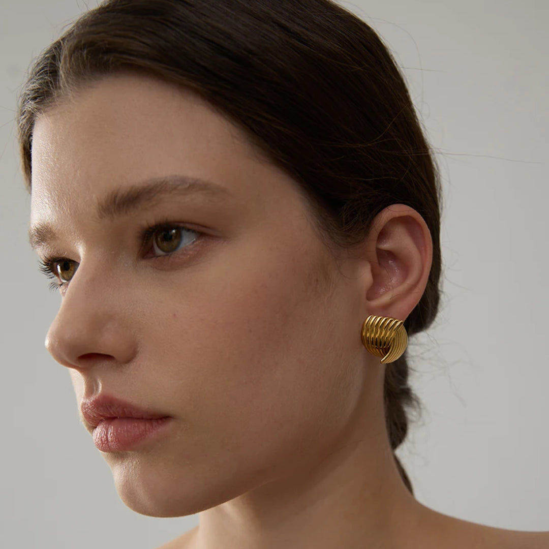 Pendientes de acero inoxidable hipoalergénicos - minimalismo escultórico – lenorajewelry.com/pendientes-eter-geometrico
pendientes geométricos, joyería hipoalergénica, pendientes acero inoxidable, oro 18k, pendientes minimalistas, regalo mujer, accesorios diarios, lenora jewelry