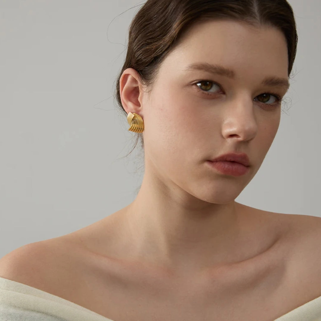 Pendientes de acero inoxidable hipoalergénicos - minimalismo escultórico – lenorajewelry.com/pendientes-eter-geometrico
pendientes geométricos, joyería hipoalergénica, pendientes acero inoxidable, oro 18k, pendientes minimalistas, regalo mujer, accesorios diarios, lenora jewelry