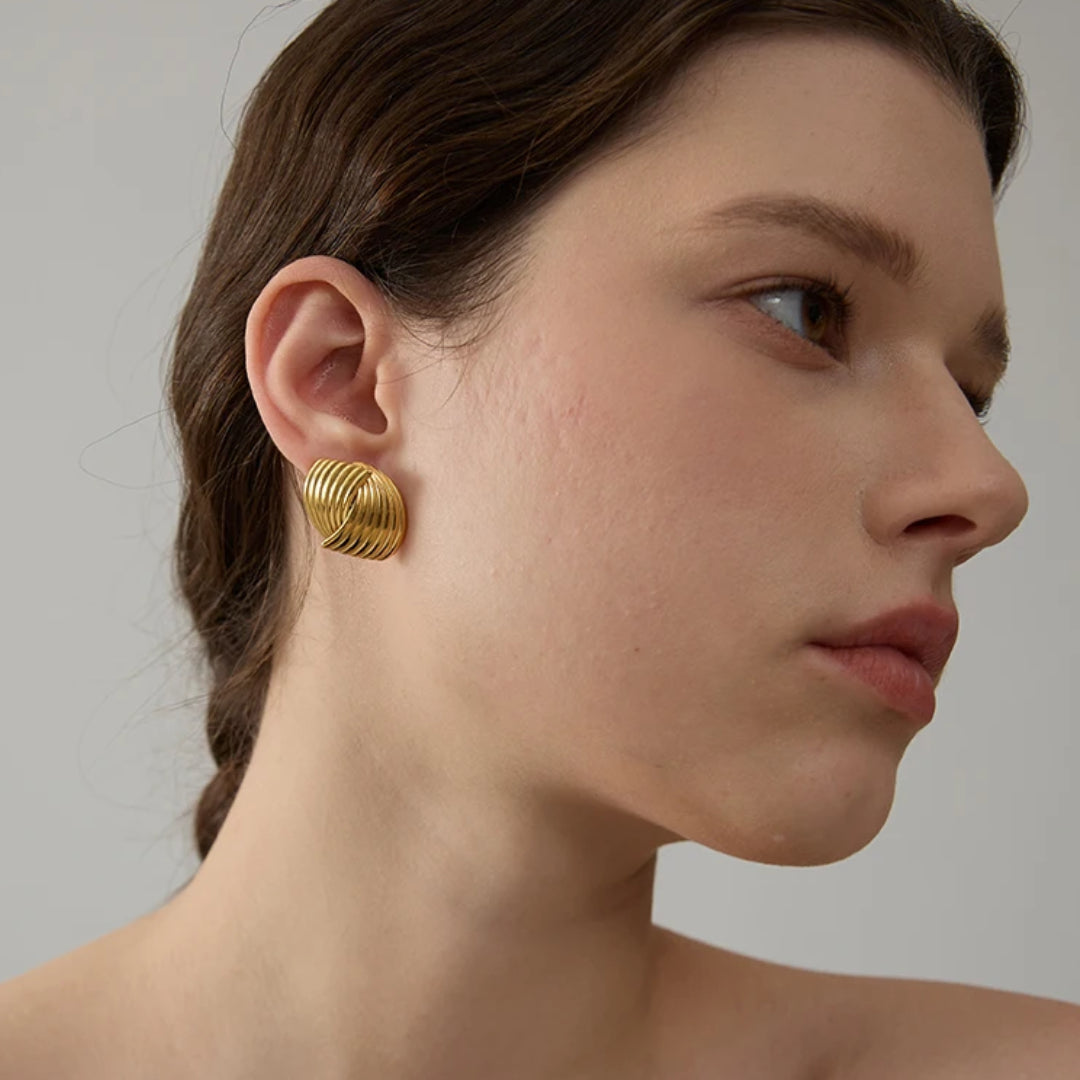 Pendientes de acero inoxidable hipoalergénicos - minimalismo escultórico – lenorajewelry.com/pendientes-eter-geometrico
pendientes geométricos, joyería hipoalergénica, pendientes acero inoxidable, oro 18k, pendientes minimalistas, regalo mujer, accesorios diarios, lenora jewelry