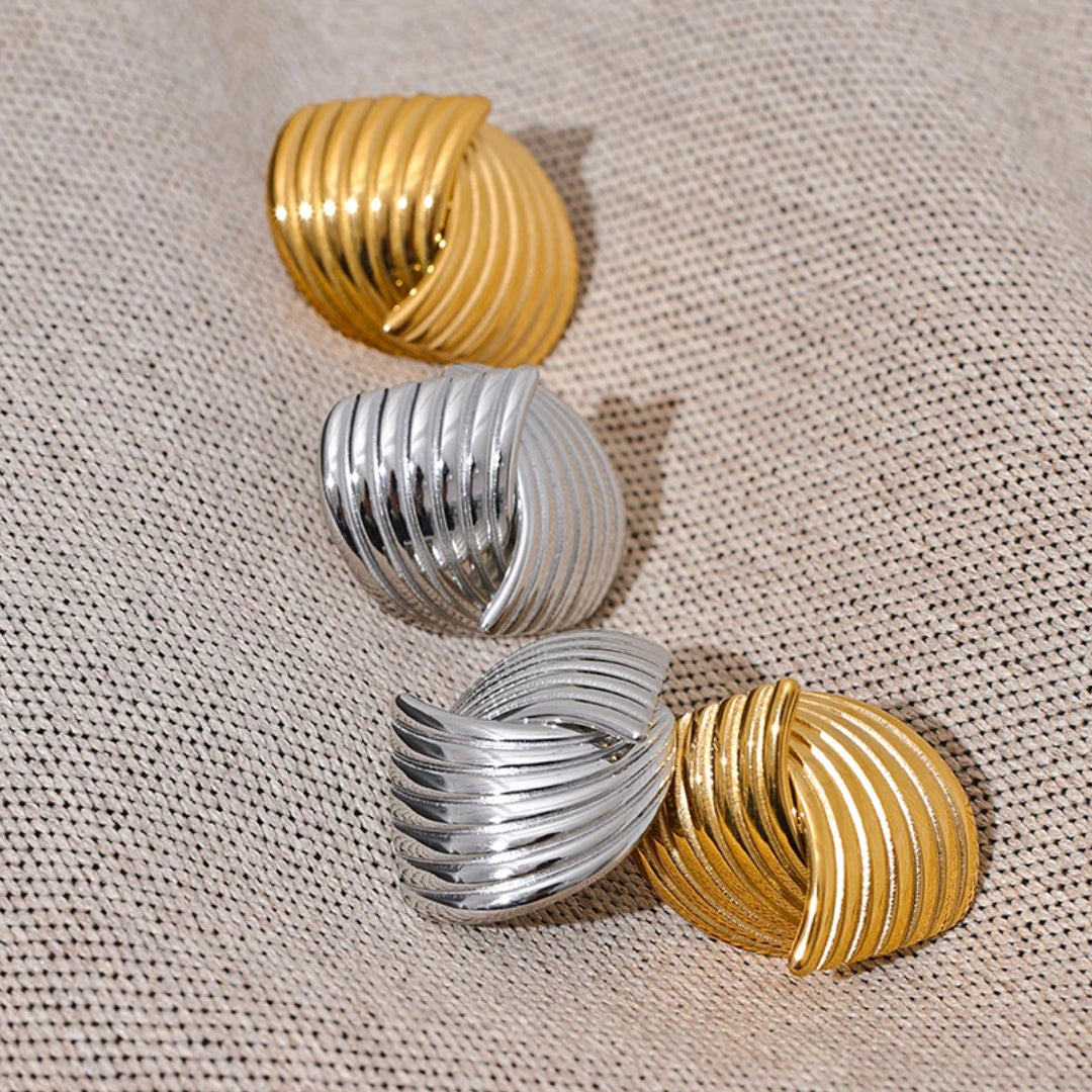 Pendientes de acero inoxidable hipoalergénicos - minimalismo escultórico – lenorajewelry.com/pendientes-eter-geometrico
pendientes geométricos, joyería hipoalergénica, pendientes acero inoxidable, oro 18k, pendientes minimalistas, regalo mujer, accesorios diarios, lenora jewelry