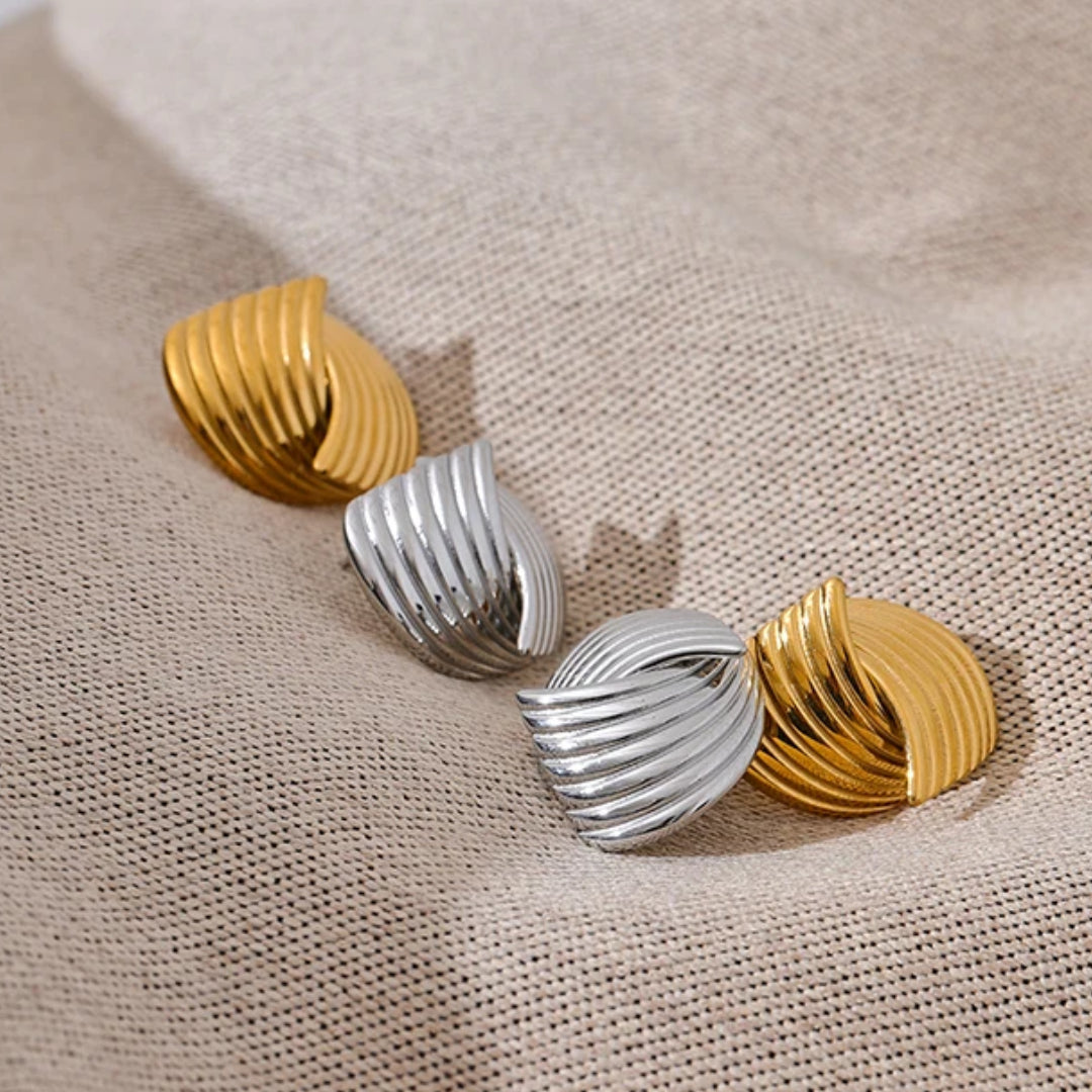 Pendientes de acero inoxidable hipoalergénicos - minimalismo escultórico – lenorajewelry.com/pendientes-eter-geometrico
pendientes geométricos, joyería hipoalergénica, pendientes acero inoxidable, oro 18k, pendientes minimalistas, regalo mujer, accesorios diarios, lenora jewelry