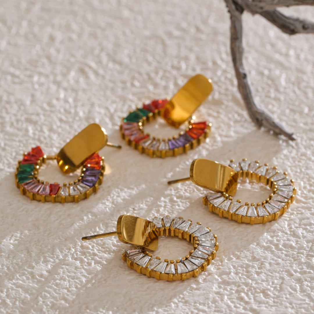 pendientes oro, joyería coreana, aretes geométricos, circonitas coloridas, joyería fina mujer, regalo elegante, acero inoxidable, pendientes moda, LENORA, joyería exclusiva, Pendientes geométricos con circonitas coloridas baño oro – lenorajewelry.com/pendientes-eclipse-cromatico-oro