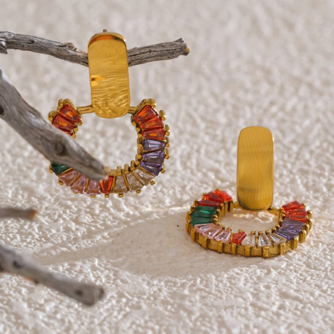 pendientes oro, joyería coreana, aretes geométricos, circonitas coloridas, joyería fina mujer, regalo elegante, acero inoxidable, pendientes moda, LENORA, joyería exclusiva, Pendientes geométricos con circonitas coloridas baño oro – lenorajewelry.com/pendientes-eclipse-cromatico-oro