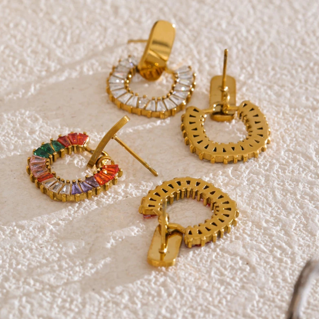 pendientes oro, joyería coreana, aretes geométricos, circonitas coloridas, joyería fina mujer, regalo elegante, acero inoxidable, pendientes moda, LENORA, joyería exclusiva, Pendientes geométricos con circonitas coloridas baño oro – lenorajewelry.com/pendientes-eclipse-cromatico-oro