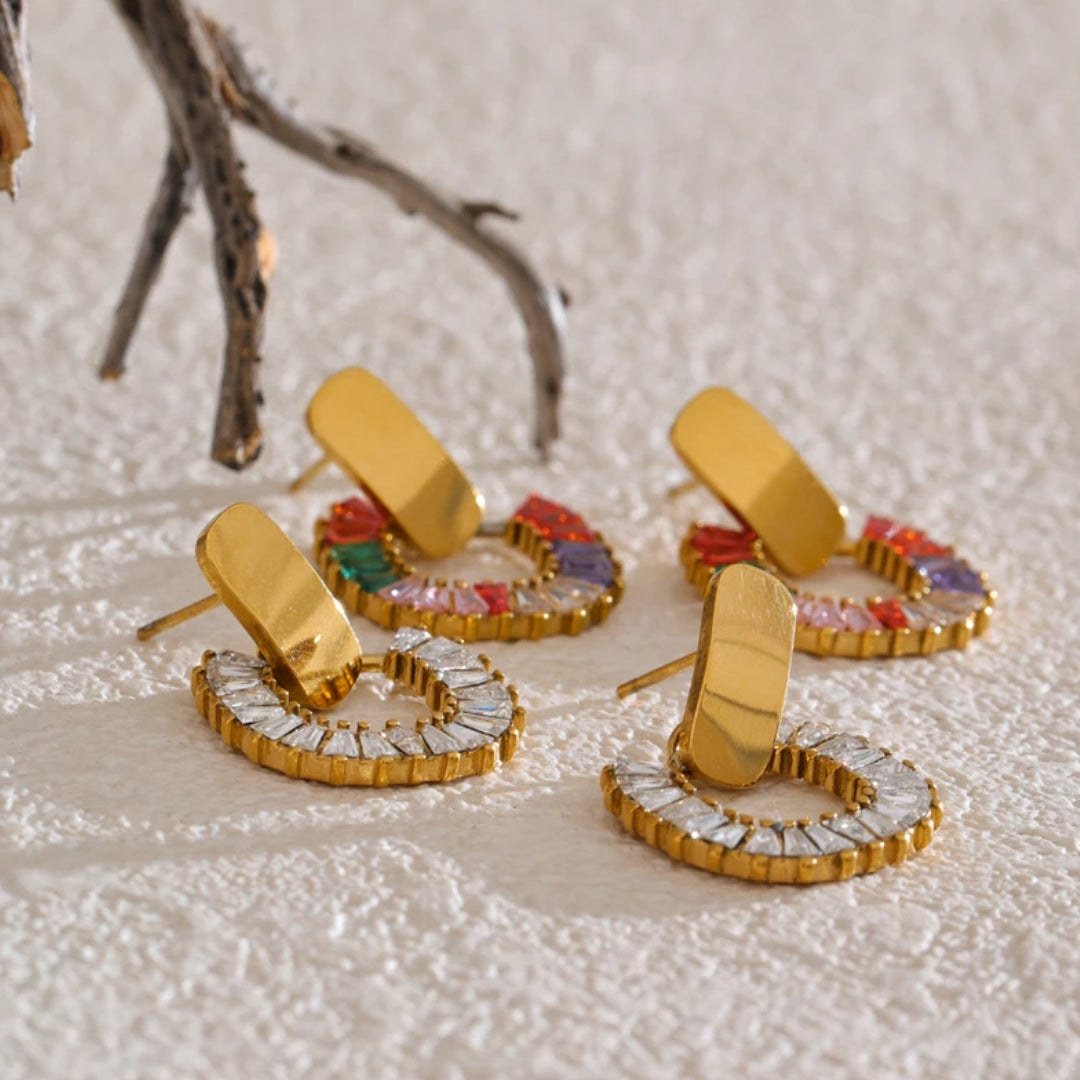 pendientes oro, joyería coreana, aretes geométricos, circonitas coloridas, joyería fina mujer, regalo elegante, acero inoxidable, pendientes moda, LENORA, joyería exclusiva, Pendientes geométricos con circonitas coloridas baño oro – lenorajewelry.com/pendientes-eclipse-cromatico-oro