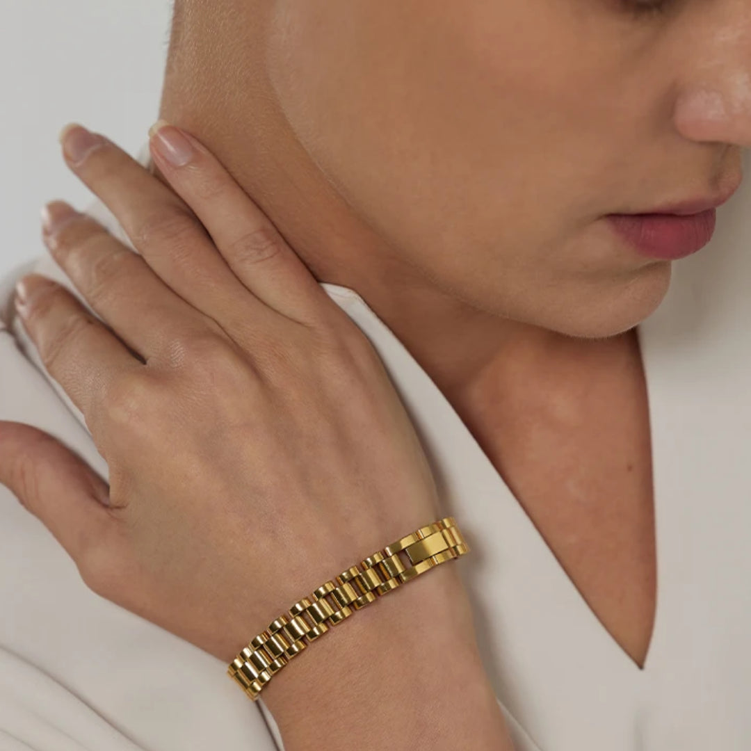 Pulsera Égida Dorada textura geométrica oro 18k impermeable – lenorajewelry.com/pulsera-egida-dorada-textura-pesada, pulsera de oro, joyería texturizada, metal pesado, pulsera impermeable, regalo mujer poder, acero inoxidable oro, LENORA, joyería geométrica, pulsera robusta, joyas atemporales