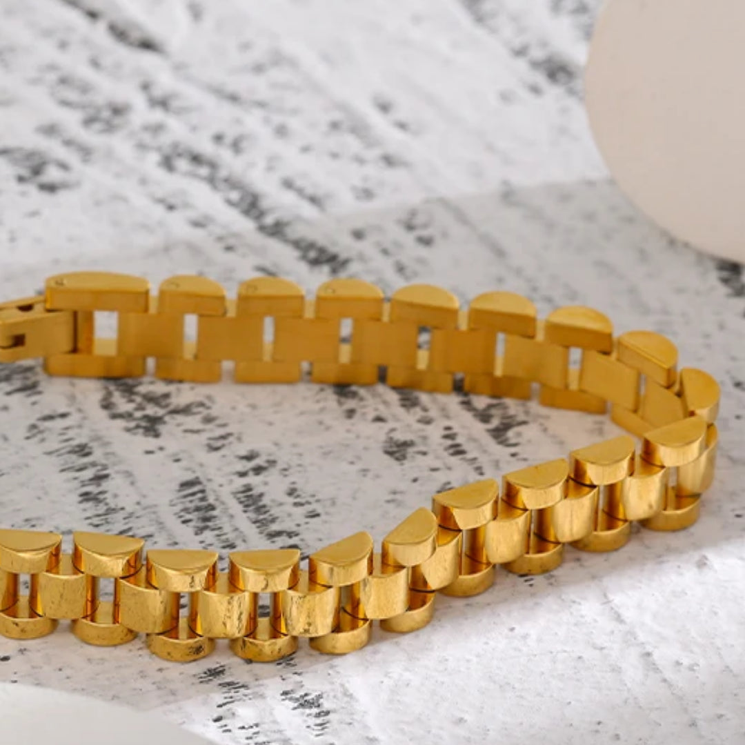 Pulsera Égida Dorada textura geométrica oro 18k impermeable – lenorajewelry.com/pulsera-egida-dorada-textura-pesada, pulsera de oro, joyería texturizada, metal pesado, pulsera impermeable, regalo mujer poder, acero inoxidable oro, LENORA, joyería geométrica, pulsera robusta, joyas atemporales