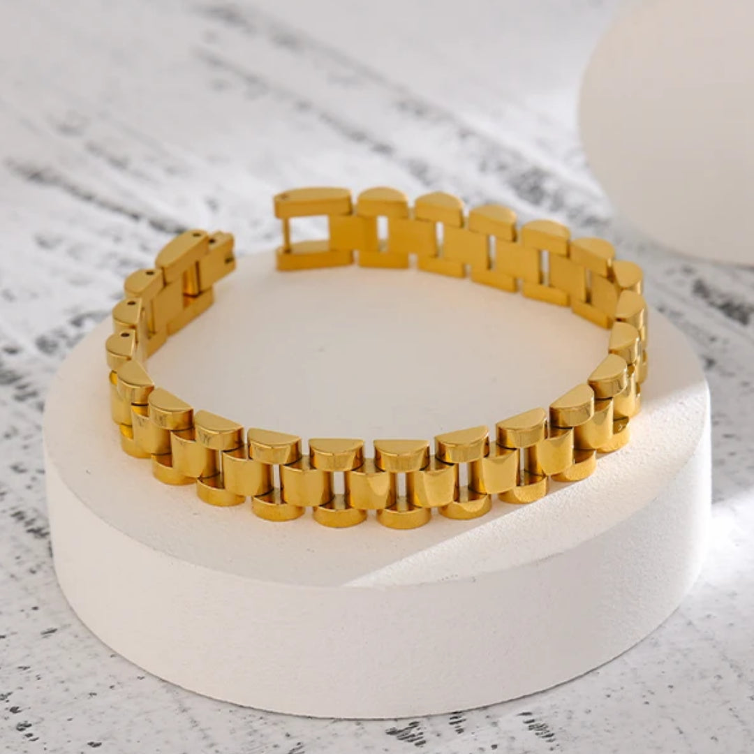 Pulsera Égida Dorada textura geométrica oro 18k impermeable – lenorajewelry.com/pulsera-egida-dorada-textura-pesada, pulsera de oro, joyería texturizada, metal pesado, pulsera impermeable, regalo mujer poder, acero inoxidable oro, LENORA, joyería geométrica, pulsera robusta, joyas atemporales