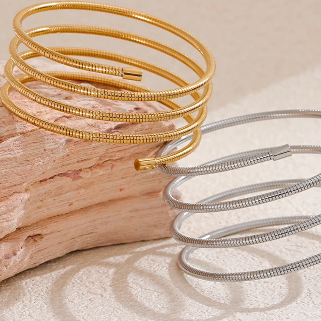 Pulsera Entrelazada acero inoxidable – lenorajewelry.com/pulsera-entrelazada
pulsera acero inoxidable, joyería moderna, pulsera de moda, regalo para mujer, pulsera dorada, accesorios de lujo, pulsera con textura, LENORA, joyería impermeable
