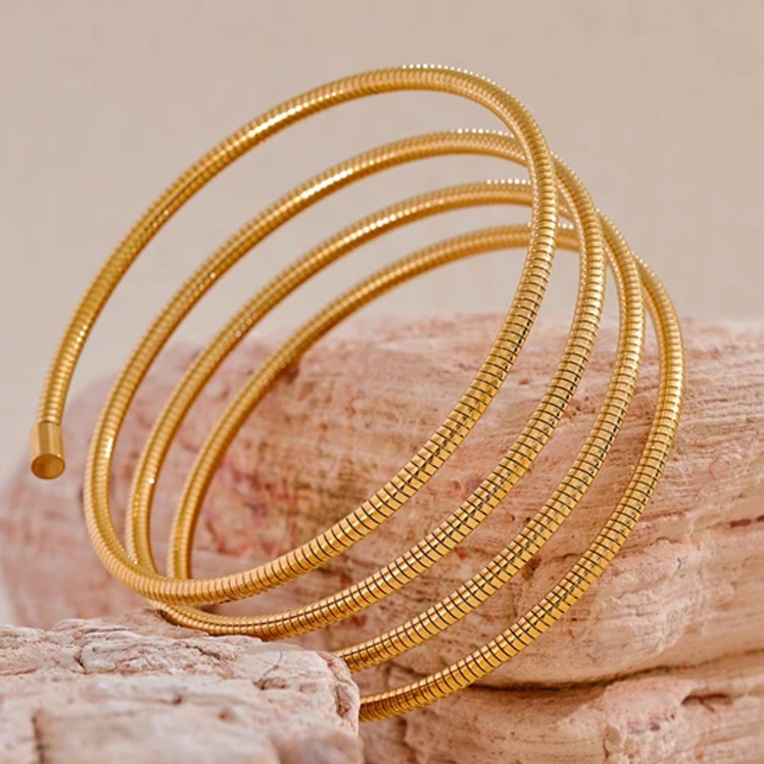 Pulsera Entrelazada acero inoxidable – lenorajewelry.com/pulsera-entrelazada
pulsera acero inoxidable, joyería moderna, pulsera de moda, regalo para mujer, pulsera dorada, accesorios de lujo, pulsera con textura, LENORA, joyería impermeable