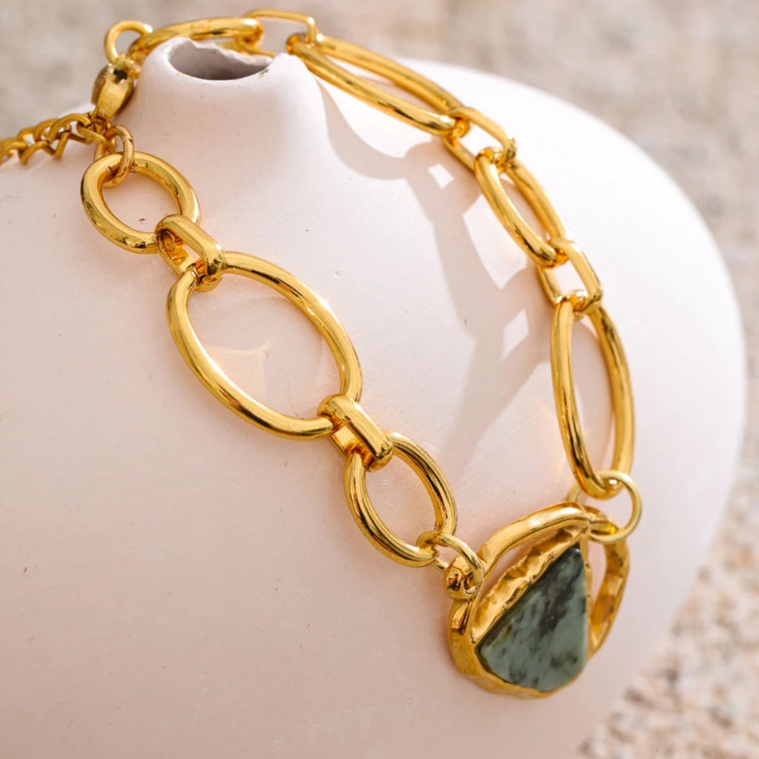Pulsera geométrica en acero inoxidable bañado oro 18K – lenorajewelry.com/pulsera-savia-dorada
pulsera acero inoxidable, joyería con piedra natural, pulsera oro 18k, joyas geométricas, regalo mujer elegante, pulsera de verano, lenora jewelry, accesorios de lujo