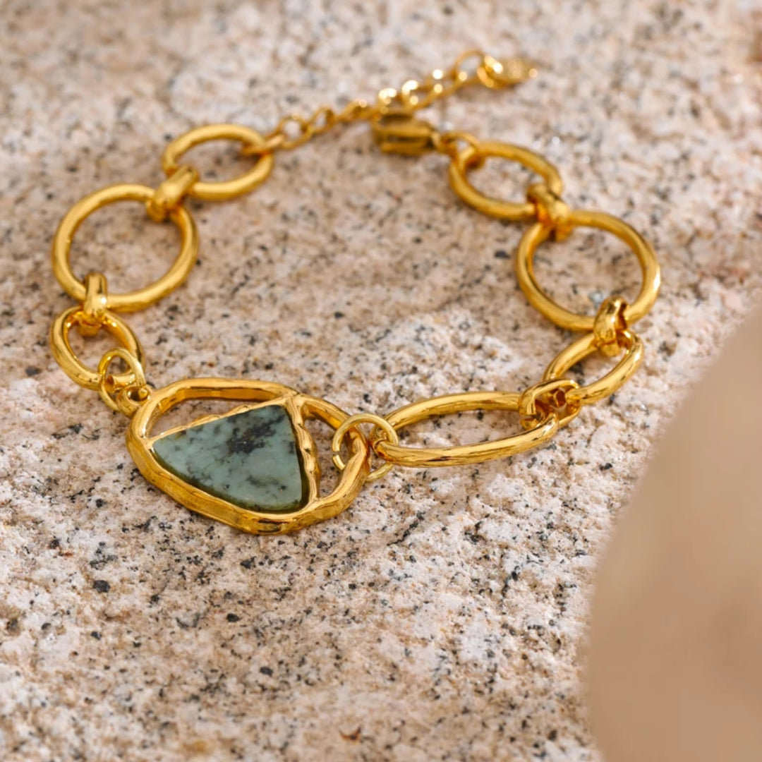Pulsera geométrica en acero inoxidable bañado oro 18K – lenorajewelry.com/pulsera-savia-dorada
pulsera acero inoxidable, joyería con piedra natural, pulsera oro 18k, joyas geométricas, regalo mujer elegante, pulsera de verano, lenora jewelry, accesorios de lujo