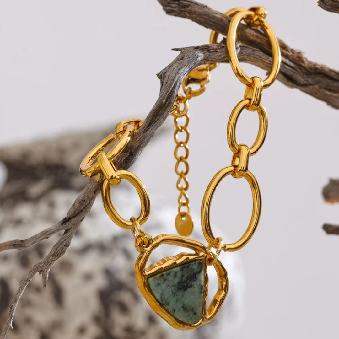 Pulsera geométrica en acero inoxidable bañado oro 18K – lenorajewelry.com/pulsera-savia-dorada
pulsera acero inoxidable, joyería con piedra natural, pulsera oro 18k, joyas geométricas, regalo mujer elegante, pulsera de verano, lenora jewelry, accesorios de lujo