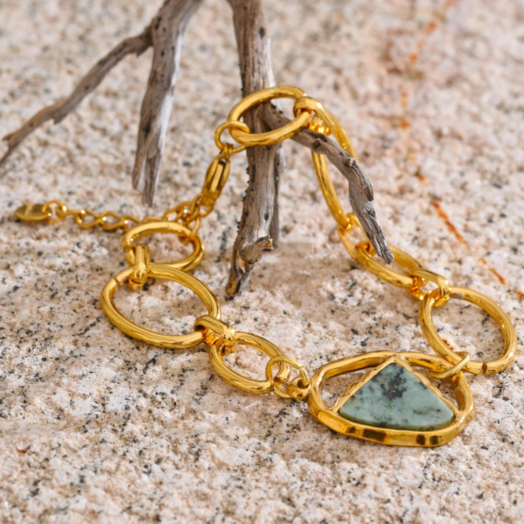 Pulsera geométrica en acero inoxidable bañado oro 18K – lenorajewelry.com/pulsera-savia-dorada
pulsera acero inoxidable, joyería con piedra natural, pulsera oro 18k, joyas geométricas, regalo mujer elegante, pulsera de verano, lenora jewelry, accesorios de lujo