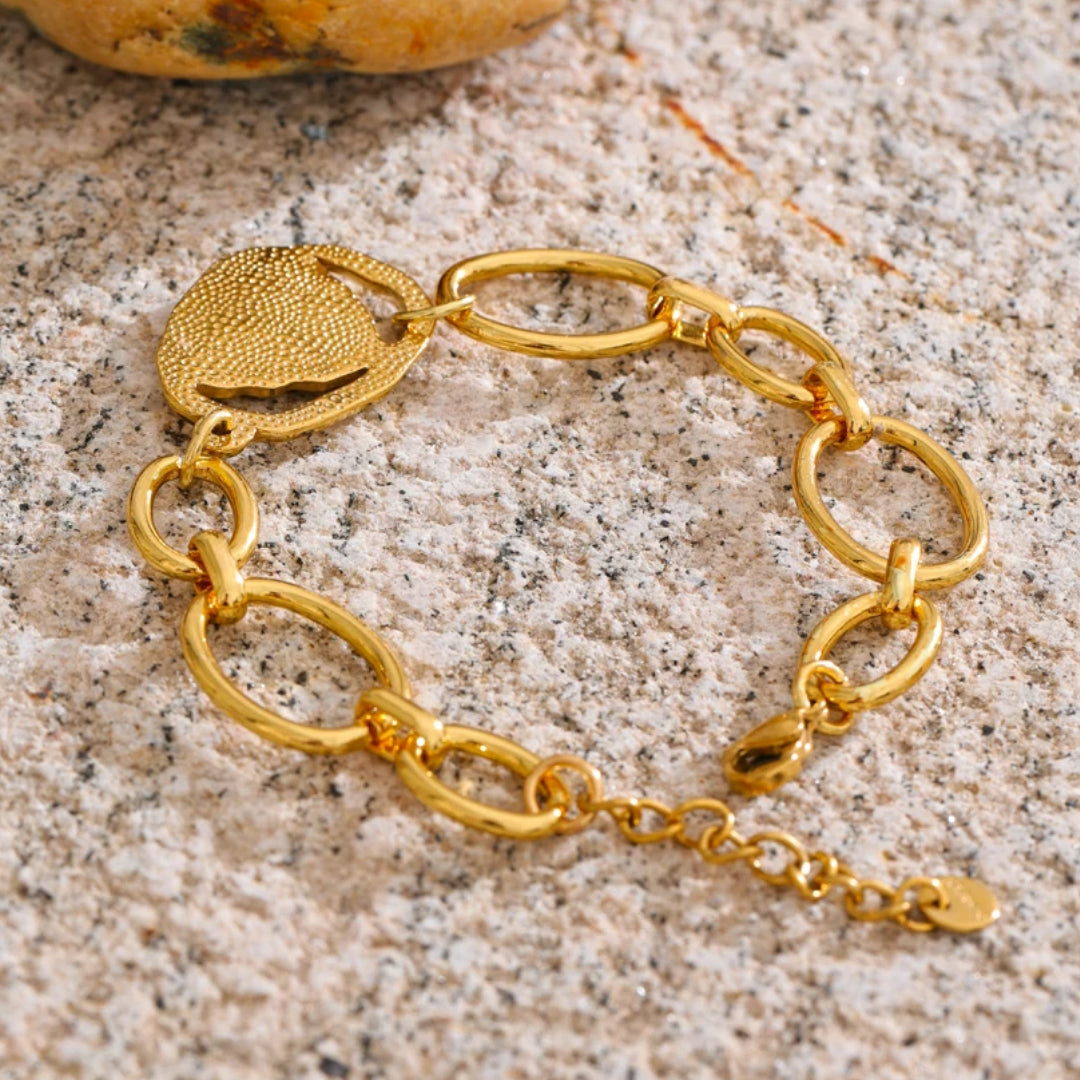 Pulsera geométrica en acero inoxidable bañado oro 18K – lenorajewelry.com/pulsera-savia-dorada
pulsera acero inoxidable, joyería con piedra natural, pulsera oro 18k, joyas geométricas, regalo mujer elegante, pulsera de verano, lenora jewelry, accesorios de lujo