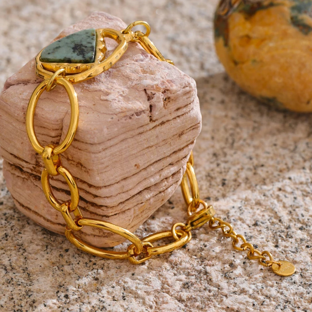 Pulsera geométrica en acero inoxidable bañado oro 18K – lenorajewelry.com/pulsera-savia-dorada
pulsera acero inoxidable, joyería con piedra natural, pulsera oro 18k, joyas geométricas, regalo mujer elegante, pulsera de verano, lenora jewelry, accesorios de lujo