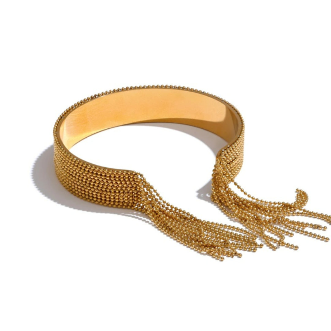 Pulsera con cadenas tipo borla en oro 18K, Pulsera ajustable estilo glam moderno – lenorajewelry.com/pulsera-glamora, pulsera glamora, pulsera de acero inoxidable, joyería mujer elegante, pulsera baño oro 18k, joyas resistentes, brazalete con borlas, set anillo y pulsera