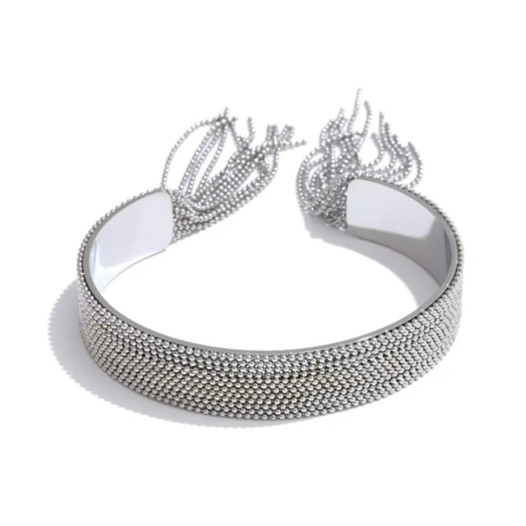 Pulsera con cadenas tipo borla en oro 18K, Pulsera ajustable estilo glam moderno – lenorajewelry.com/pulsera-glamora, pulsera glamora, pulsera de acero inoxidable, joyería mujer elegante, pulsera baño oro 18k, joyas resistentes, brazalete con borlas, set anillo y pulsera