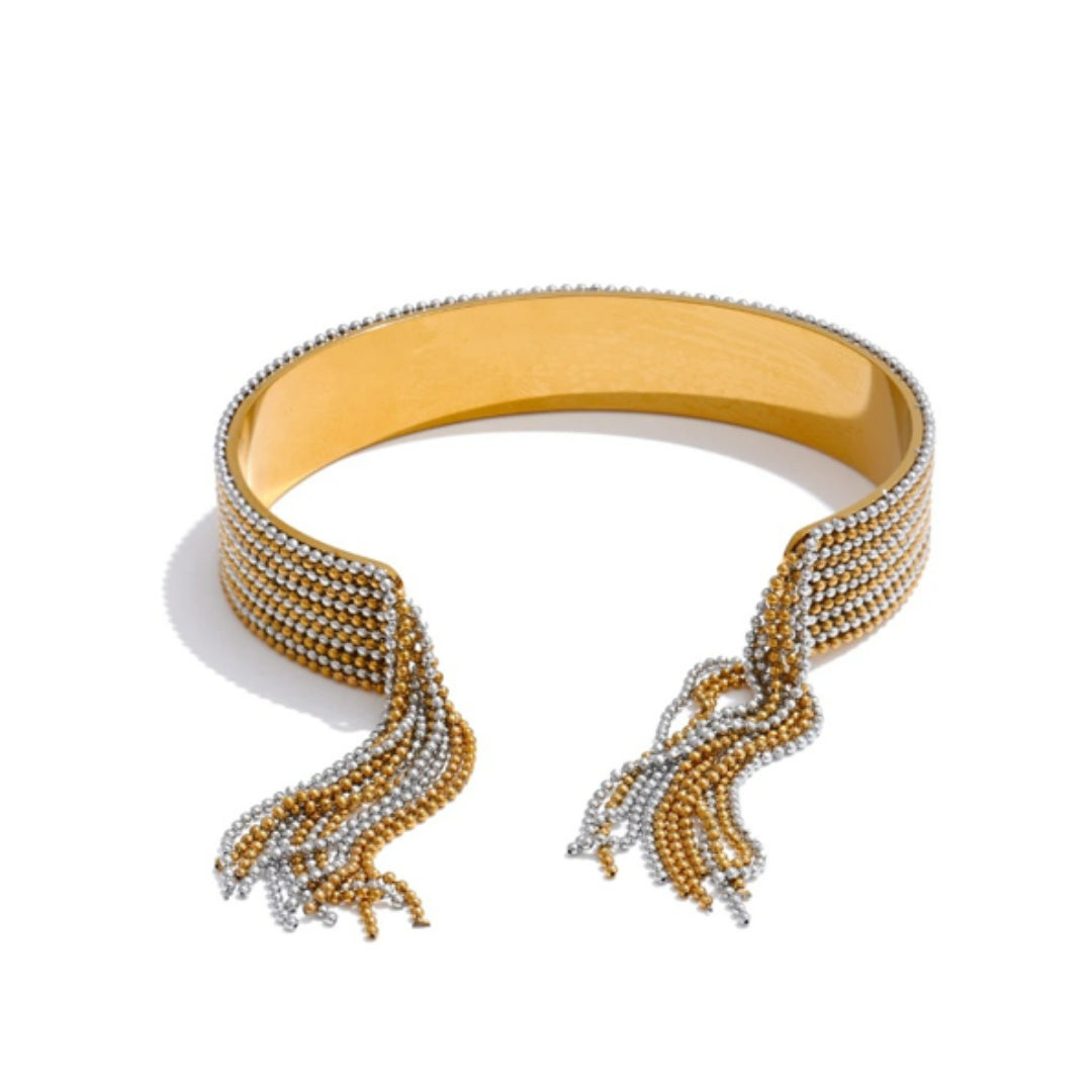 Pulsera con cadenas tipo borla en oro 18K, Pulsera ajustable estilo glam moderno – lenorajewelry.com/pulsera-glamora, pulsera glamora, pulsera de acero inoxidable, joyería mujer elegante, pulsera baño oro 18k, joyas resistentes, brazalete con borlas, set anillo y pulsera