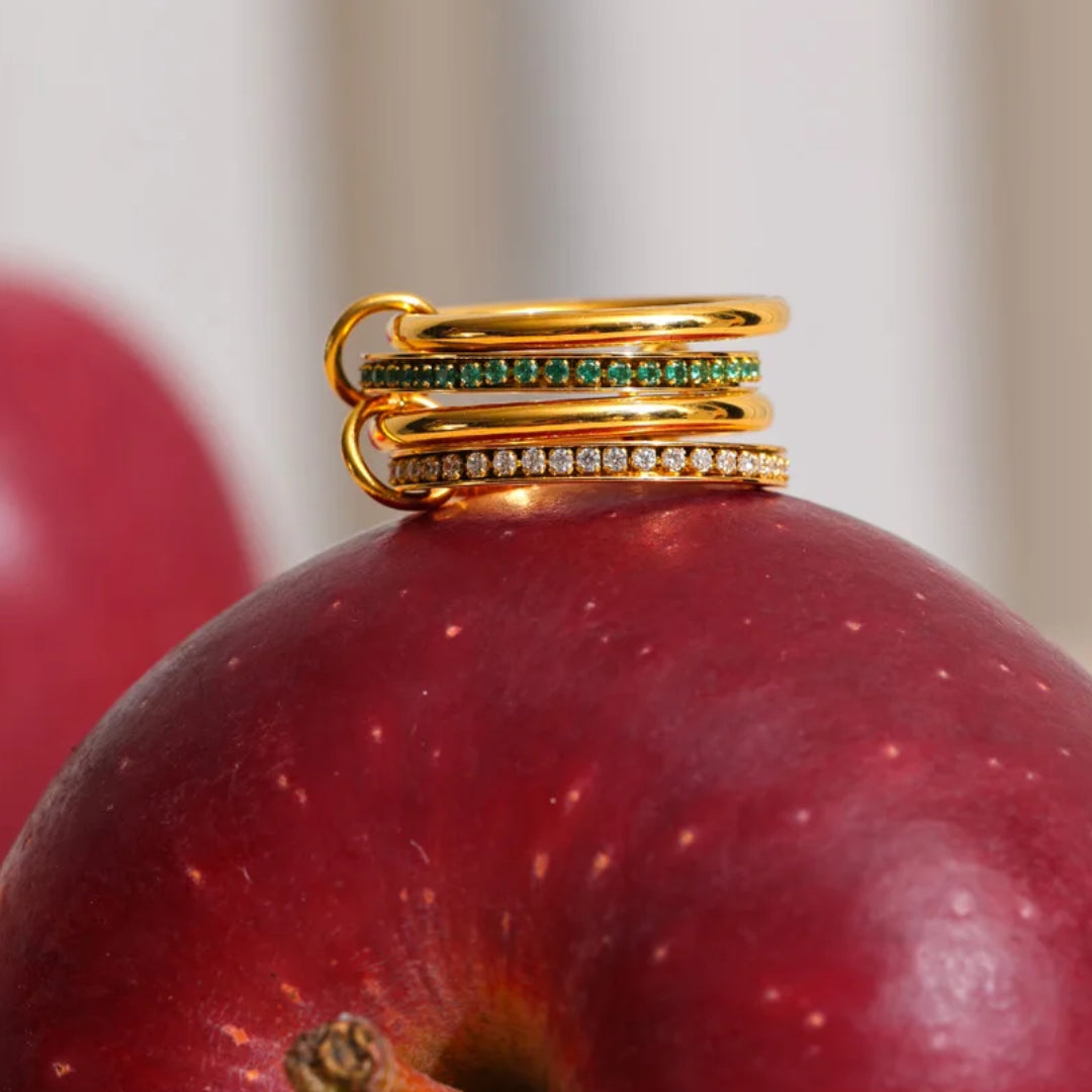 Anillo Apilable LENORA con circonitas blancas y verdes – lenorajewelry.com/anillo-apilable-lenora-acero-inoxidable, anillo apilable, anillo de acero inoxidable, joyería fina, baño de oro 18K, circonitas, anillo mujer, joyería exclusiva, regalo elegante, LENORA, accesorios de moda, Spinelli Kilcollin jewelry, Spinelli Kilcollin rings, Spinelli Kilcollin earrings, Spinelli Kilcollin bracelets, Spinelli Kilcollin necklaces, Spinelli Kilcollin Los Angeles, Spinelli Kilcollin fine jewelry, Spinelli Kilcollin gol