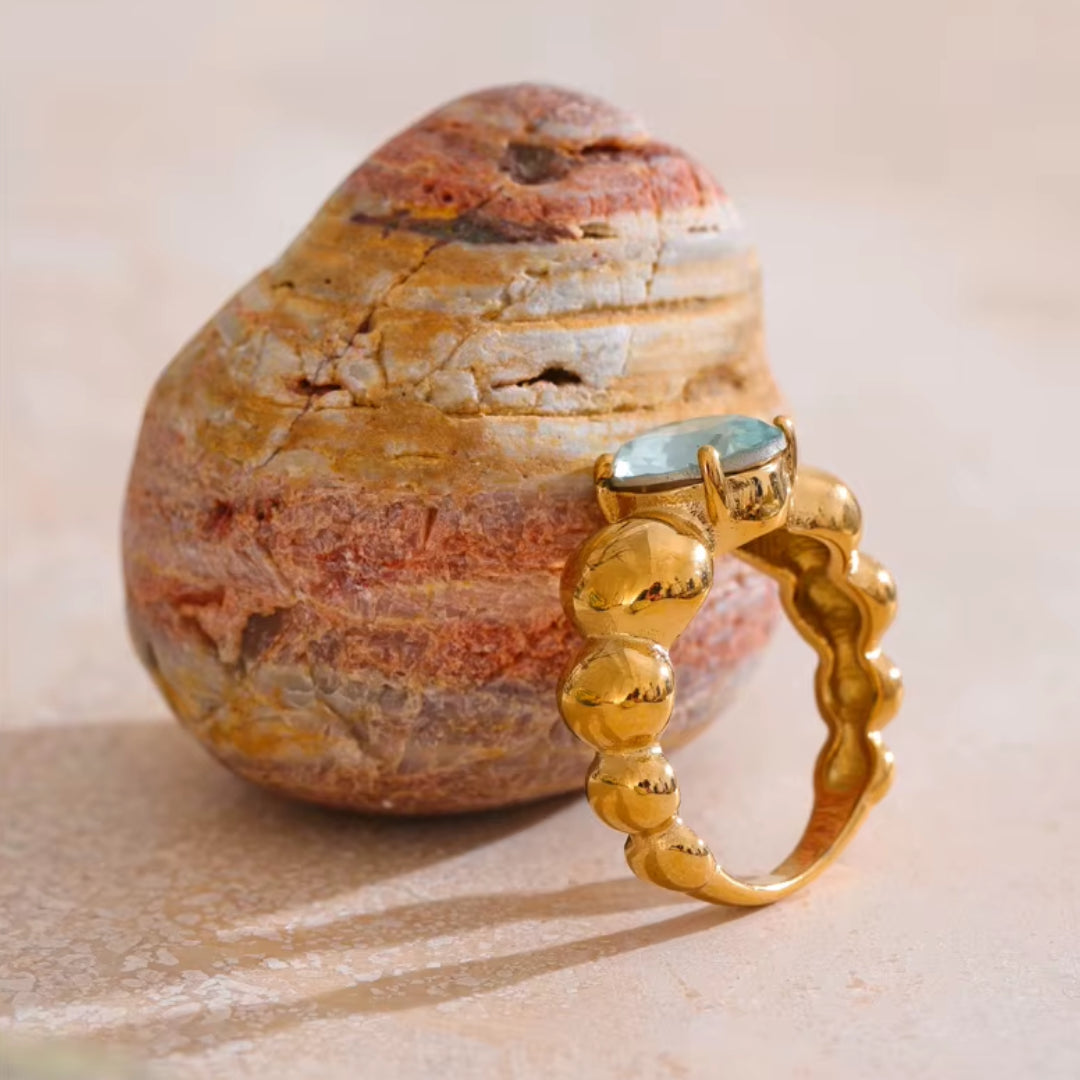 Anillo geométrico de acero inoxidable 316L – lenorajewelry.com/anillo-aura-azul-oro
anillo de zircônia azul, joyería fina para mujeres, accesorios bañados en oro, anillo geométrico, regalo elegante, LENORA
