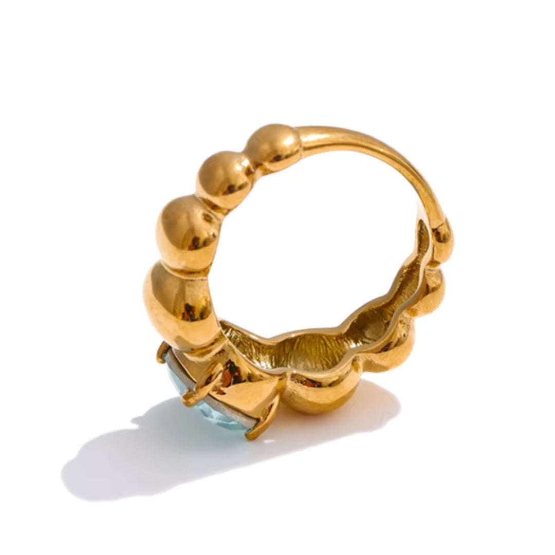 Anillo geométrico de acero inoxidable 316L – lenorajewelry.com/anillo-aura-azul-oro
anillo de zircônia azul, joyería fina para mujeres, accesorios bañados en oro, anillo geométrico, regalo elegante, LENORA