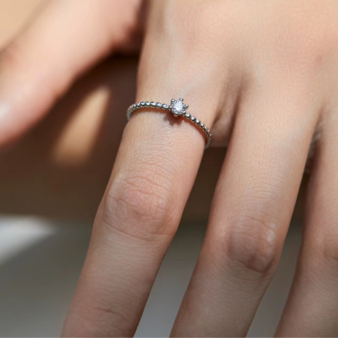 anillo de moissanita, joyería apilable, anillo clásico, anillo de plata 925, moissanita color D, joyería para mujer, anillo elegante, regalo para ella