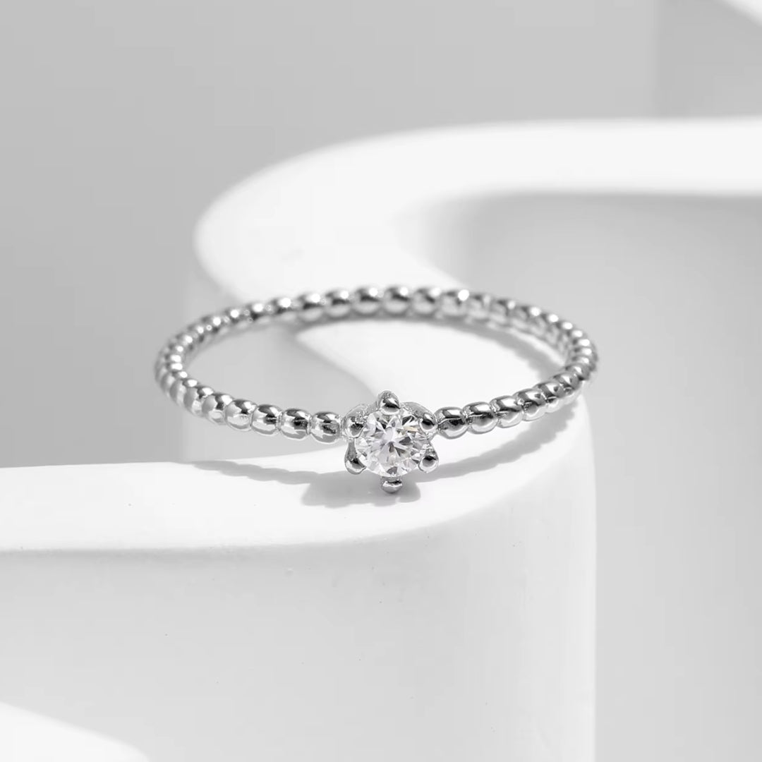 anillo de moissanita, joyería apilable, anillo clásico, anillo de plata 925, moissanita color D, joyería para mujer, anillo elegante, regalo para ella