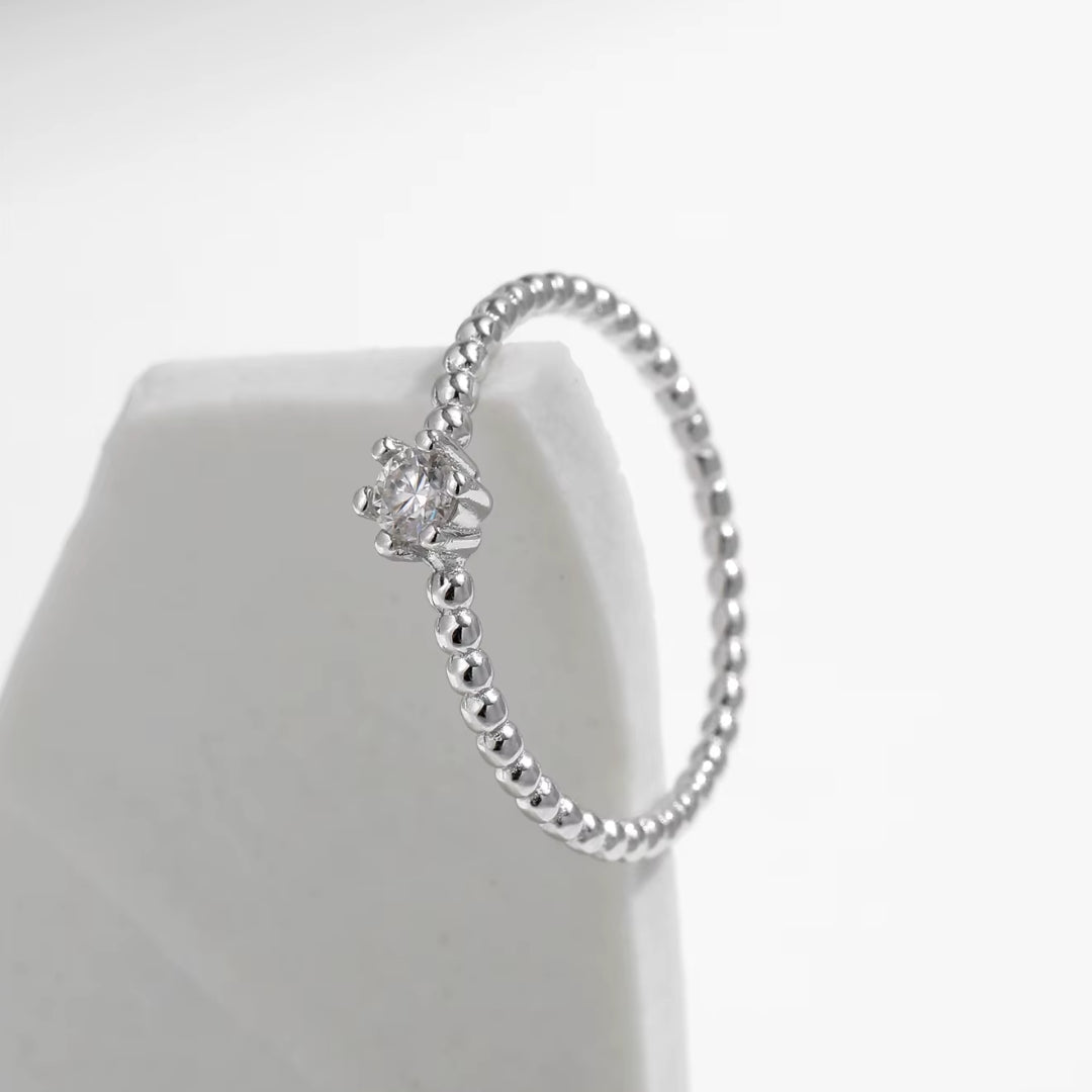 anillo de moissanita, joyería apilable, anillo clásico, anillo de plata 925, moissanita color D, joyería para mujer, anillo elegante, regalo para ella