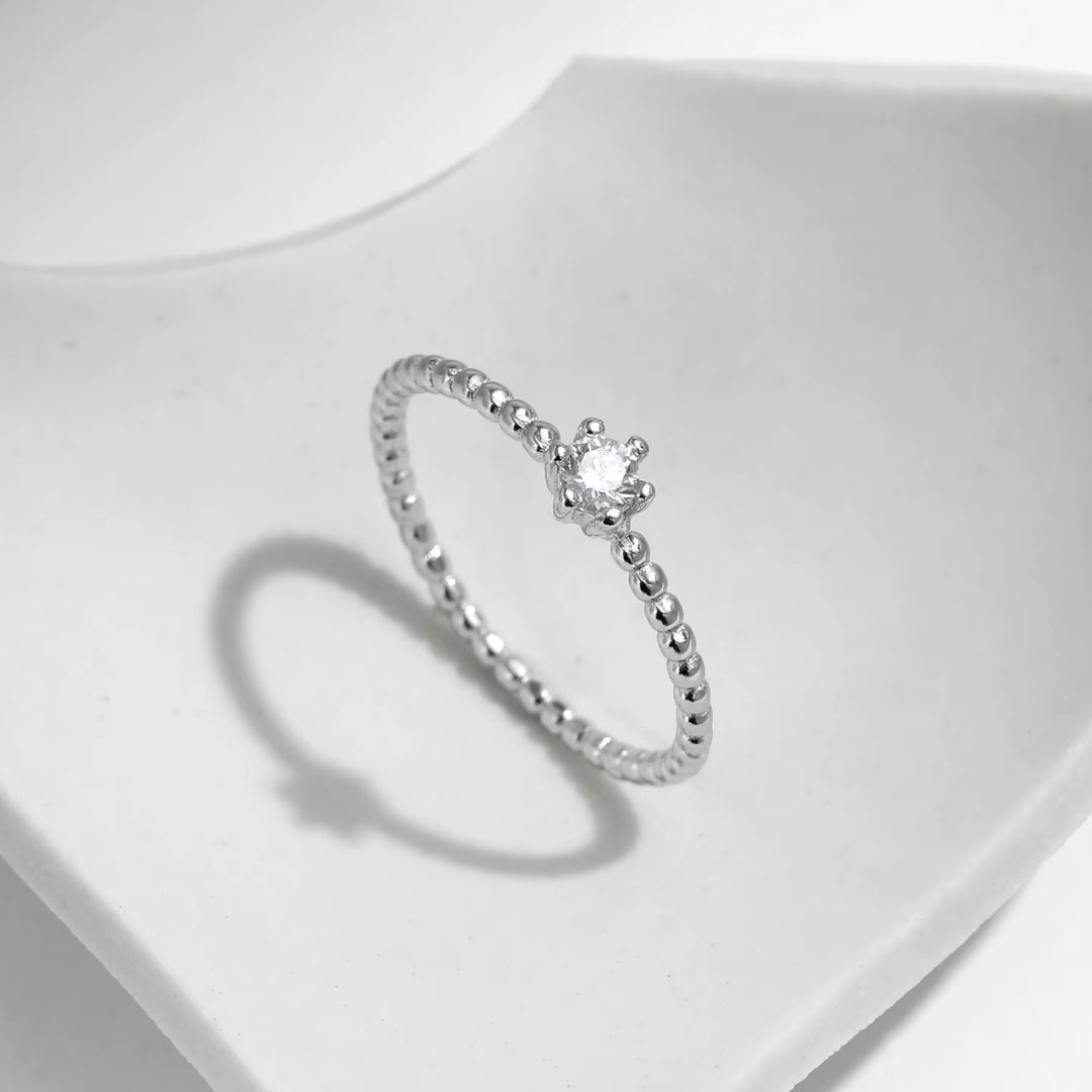 anillo de moissanita, joyería apilable, anillo clásico, anillo de plata 925, moissanita color D, joyería para mujer, anillo elegante, regalo para ella