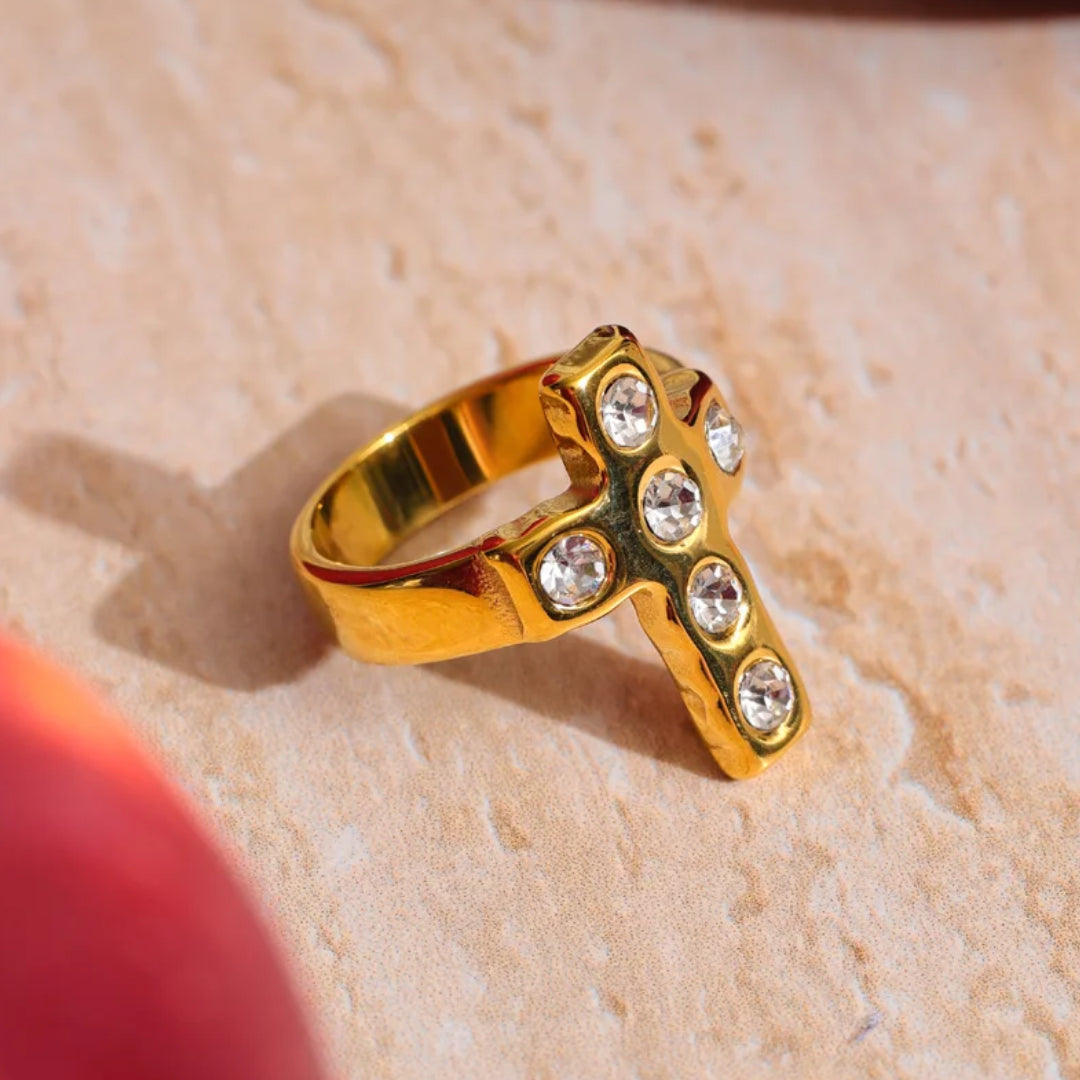 Anillo Aura Divina en acero inoxidable chapado en oro PVD – lenorajewelry.com/anillo-aura-divina-oro-pvd, anillo de oro PVD, joyería de acero inoxidable, anillo para mujer, zirconias cúbicas, joyería fina, anillo elegante, regalo para ella, moda femenina, joyería premium
