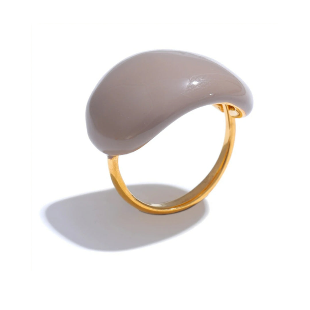 Anillo Candy Glow esmaltado multicolor – lenorajewelry.com/anillo-candy-glow-esmaltado, anillo esmaltado, anillo multicolor, joyería moderna, anillo de acero inoxidable, anillo dorado 18K, anillo elegante mujer