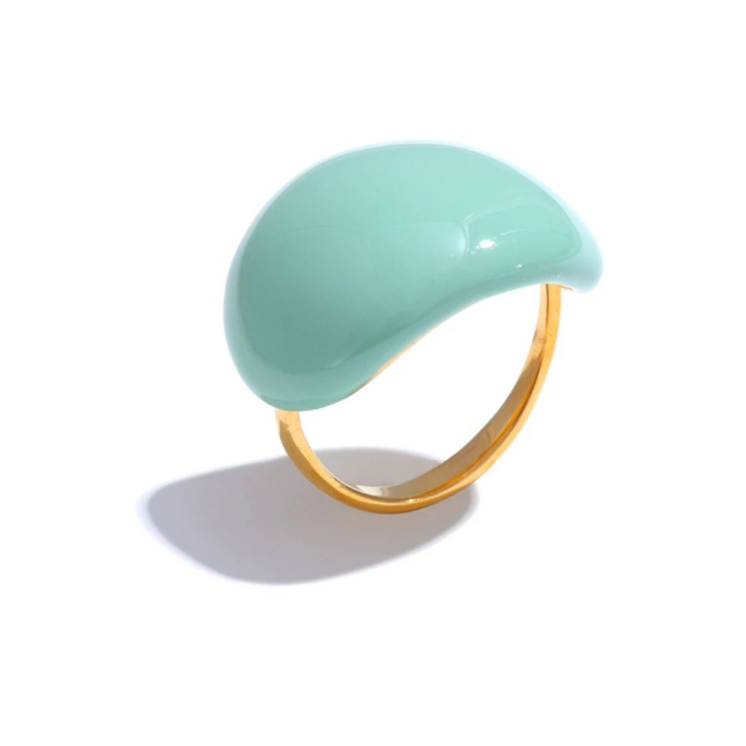 Anillo Candy Glow esmaltado multicolor – lenorajewelry.com/anillo-candy-glow-esmaltado, anillo esmaltado, anillo multicolor, joyería moderna, anillo de acero inoxidable, anillo dorado 18K, anillo elegante mujer