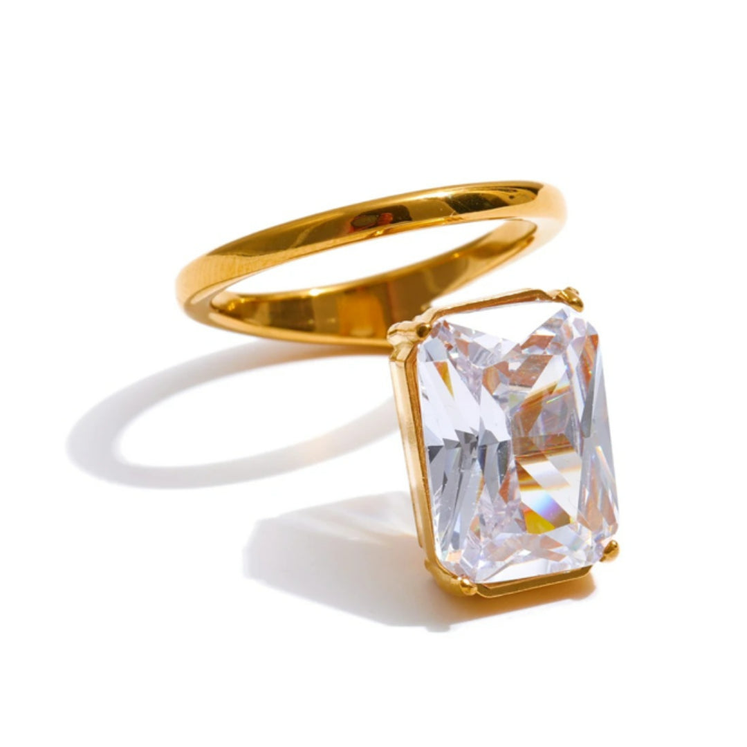 Anillo rectangular dorado elegante LENORA – lenorajewelry.com/anillo-dorada-realce, anillo dorado, anillo elegante mujer, anillo de zirconia cúbica, joyería de lujo, anillo moderno, anillo de acero inoxidable, joyería fina LENORA