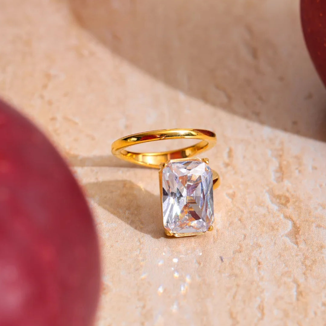 Anillo rectangular dorado elegante LENORA – lenorajewelry.com/anillo-dorada-realce, anillo dorado, anillo elegante mujer, anillo de zirconia cúbica, joyería de lujo, anillo moderno, anillo de acero inoxidable, joyería fina LENORA