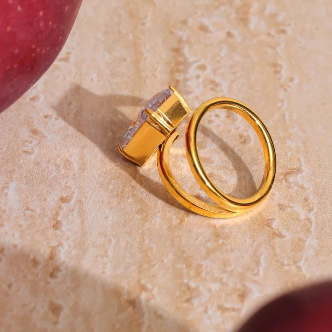 Anillo rectangular dorado elegante LENORA – lenorajewelry.com/anillo-dorada-realce, anillo dorado, anillo elegante mujer, anillo de zirconia cúbica, joyería de lujo, anillo moderno, anillo de acero inoxidable, joyería fina LENORA