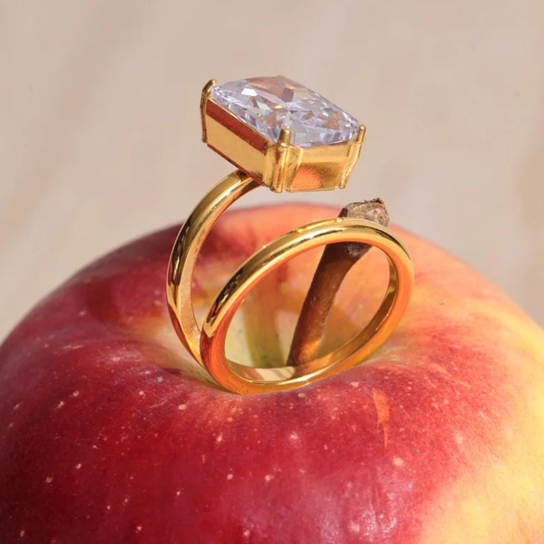Anillo rectangular dorado elegante LENORA – lenorajewelry.com/anillo-dorada-realce, anillo dorado, anillo elegante mujer, anillo de zirconia cúbica, joyería de lujo, anillo moderno, anillo de acero inoxidable, joyería fina LENORA