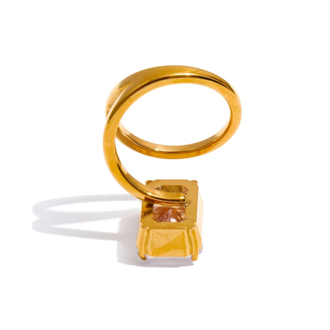 Anillo rectangular dorado elegante LENORA – lenorajewelry.com/anillo-dorada-realce, anillo dorado, anillo elegante mujer, anillo de zirconia cúbica, joyería de lujo, anillo moderno, anillo de acero inoxidable, joyería fina LENORA