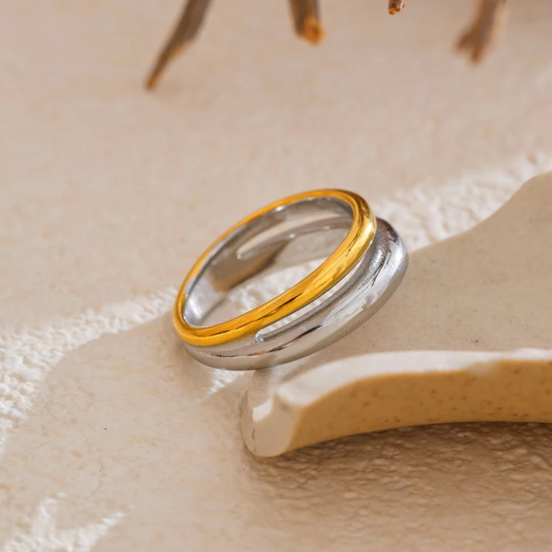 Anillo Dualis Aurora diseño geométrico doble color – lenorajewelry.com/anillo-geometrico-doble-coloranillo doble color, joyería resistente agua, anillo geométrico mujer, joyas de acero inoxidable, regalo elegante mujer, lenora joyería, diseño PVD dorado, accesorios modernos, envío rápido, joyería exclusiva
