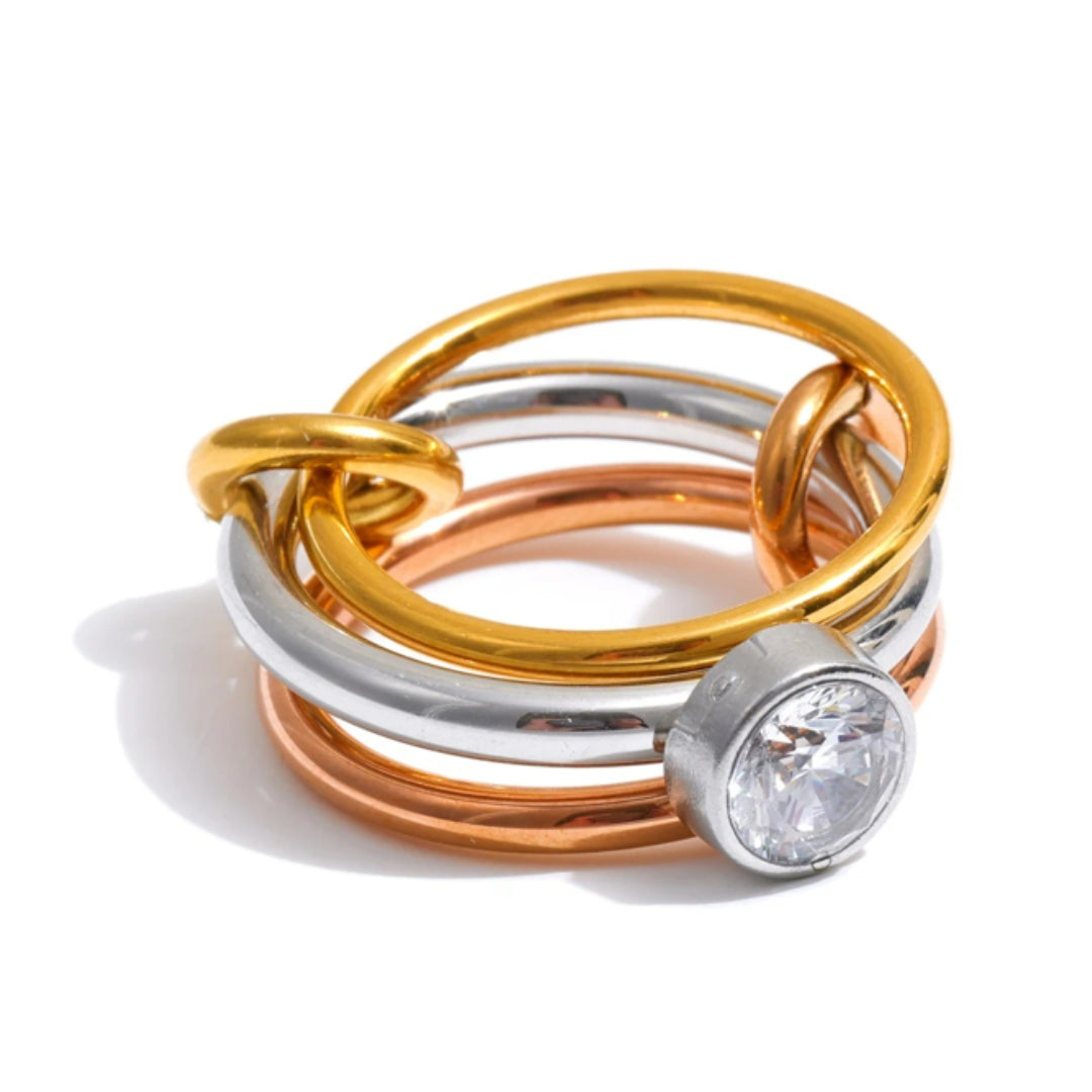 Anillo Entrelazado LENORA de tres capas en acero inoxidable – lenorajewelry.com/anillo-entrelazado-lenora-delicado-acero, anillo entrelazado, anillo de acero inoxidable, joyería delicada, baño de oro 18K, anillo mujer, joyería moderna, regalo elegante, LENORA, accesorios de moda, Spinelli Kilcollin jewelry, Spinelli Kilcollin rings, Spinelli Kilcollin earrings, Spinelli Kilcollin bracelets, Spinelli Kilcollin necklaces, Spinelli Kilcollin Los Angeles, Spinelli Kilcollin fine jewelry, Spinelli Kilcollin gold