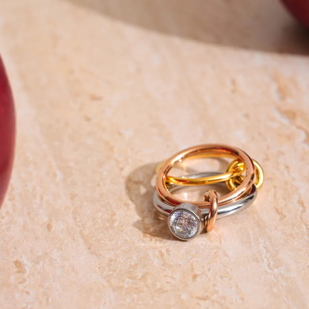 Anillo Entrelazado LENORA de tres capas en acero inoxidable – lenorajewelry.com/anillo-entrelazado-lenora-delicado-acero, anillo entrelazado, anillo de acero inoxidable, joyería delicada, baño de oro 18K, anillo mujer, joyería moderna, regalo elegante, LENORA, accesorios de moda, Spinelli Kilcollin jewelry, Spinelli Kilcollin rings, Spinelli Kilcollin earrings, Spinelli Kilcollin bracelets, Spinelli Kilcollin necklaces, Spinelli Kilcollin Los Angeles, Spinelli Kilcollin fine jewelry, Spinelli Kilcollin gold