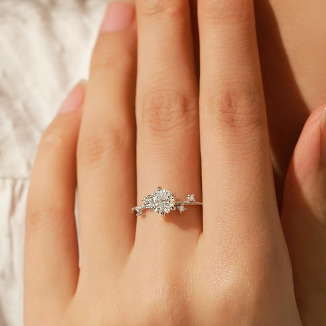 anillo de moissanita, anillo de boda, joyería de plata, anillo de compromiso, diseño de flor, moissanita 1ct, joyería para mujeres, anillo elegante, regalo de boda, joyería fina