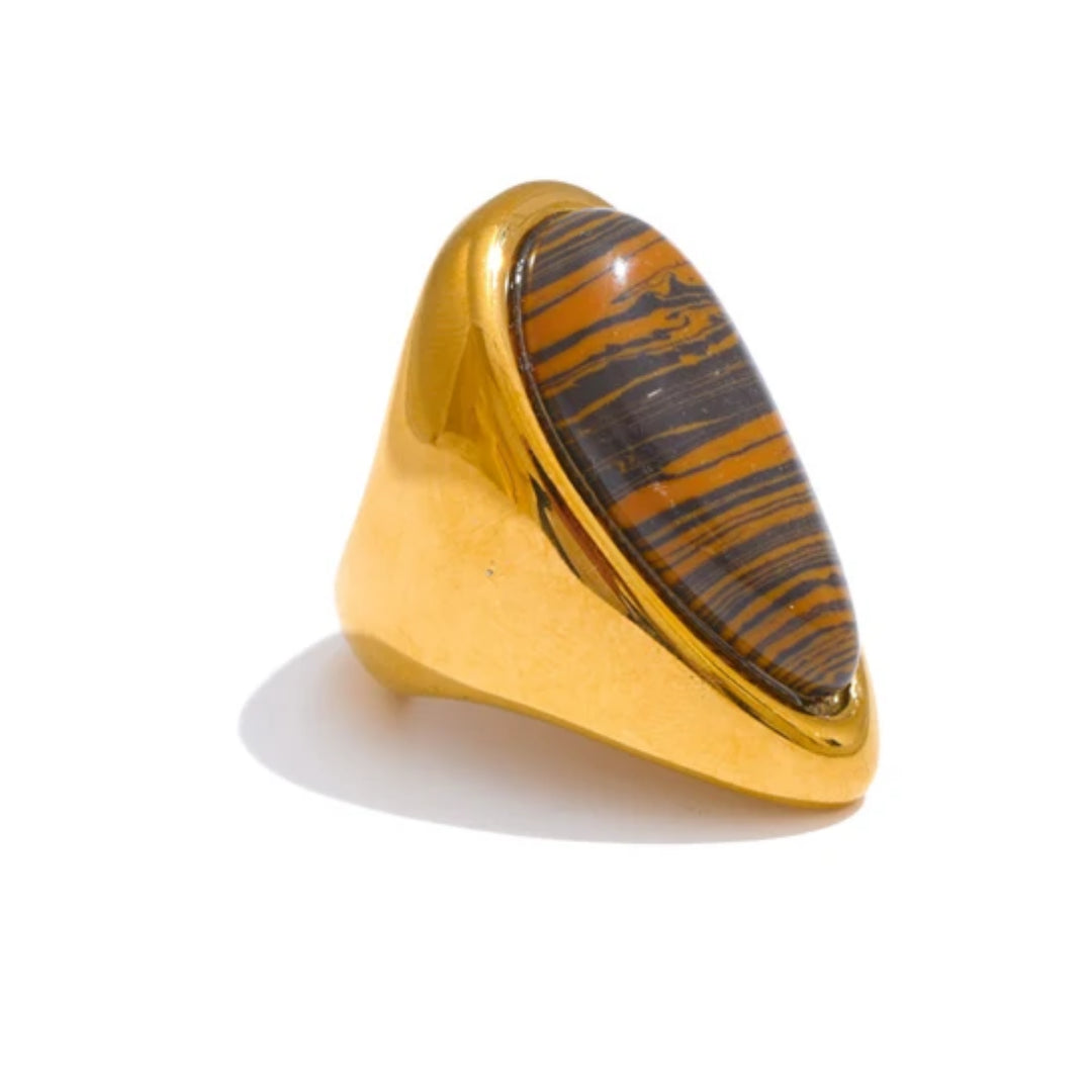 Anillo Gala Férrea con piedra tigre natural – lenorajewelry.com/anillo-gala-ferrea-oro-piedra-tigre,
anillo de oro, joyería con piedras naturales, piedra tigre, acero inoxidable joyas, anillo para mujer, regalo de lujo, lenora, joyería audaz, moda sostenible, accesorios premium

