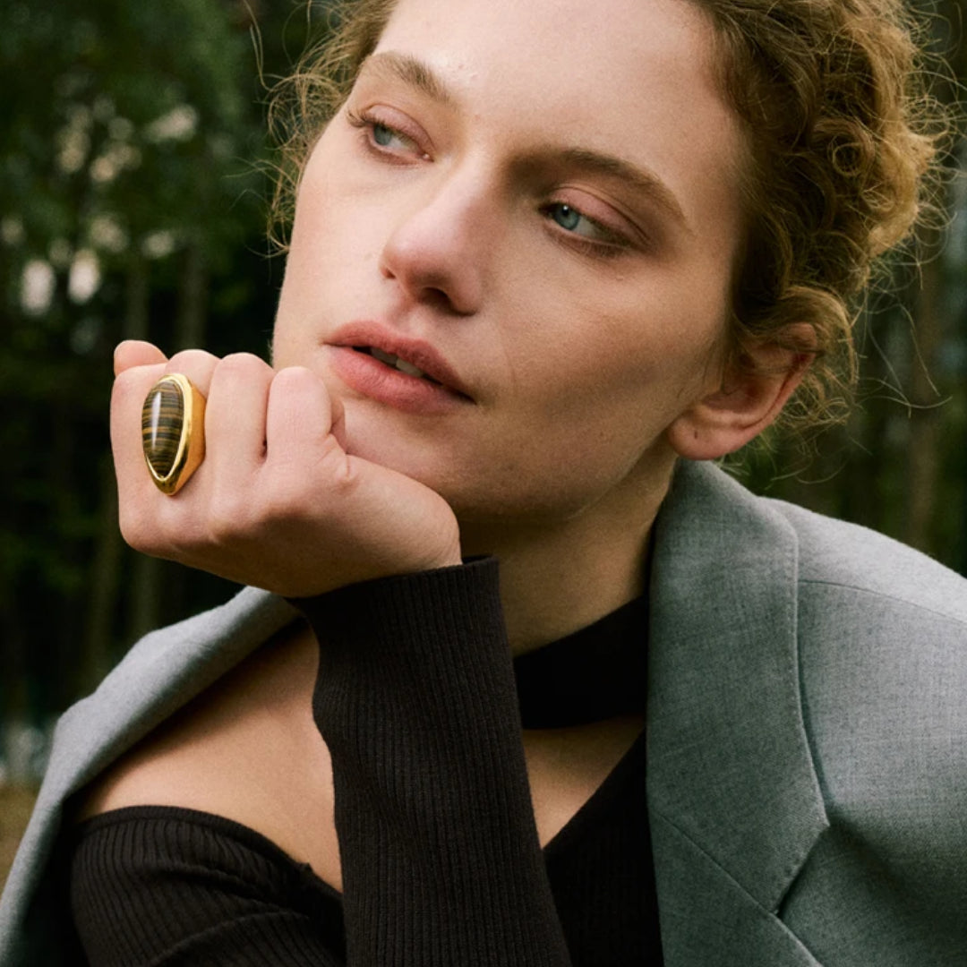 Anillo Gala Férrea con piedra tigre natural – lenorajewelry.com/anillo-gala-ferrea-oro-piedra-tigre,
anillo de oro, joyería con piedras naturales, piedra tigre, acero inoxidable joyas, anillo para mujer, regalo de lujo, lenora, joyería audaz, moda sostenible, accesorios premium

