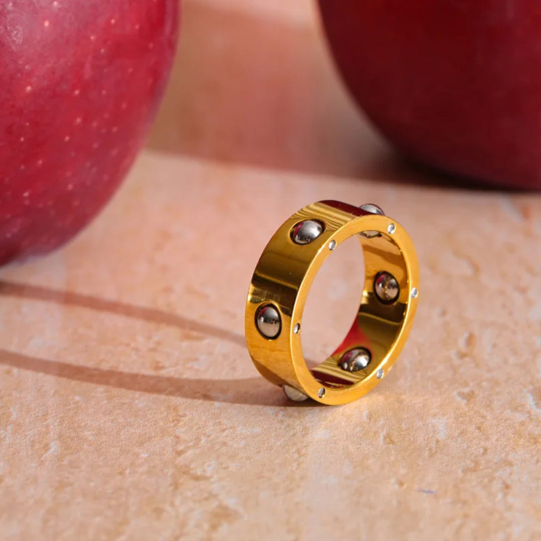 Anillo Giratorio LENORA con cuentas de acero inoxidable – lenorajewelry.com/anillo-giratorio-lenora-oro-18k, anillo giratorio, anillo de acero inoxidable, joyería moderna, baño de oro 18K, anillo mujer, joyería exclusiva, regalo original, LENORA, accesorios únicos