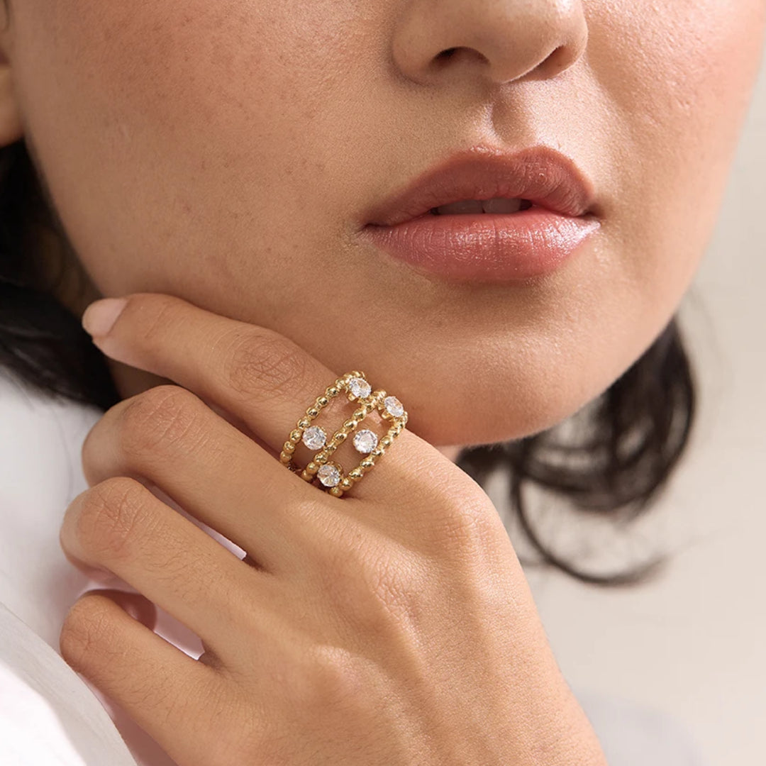 Anillo Lumina Étera en oro 18k con circonitas – lenorajewelry.com/anillo-lumina-etera-oro-circonitas, anillo de oro, joyería fina mujer, circonitas cubicas, acero inoxidable 316L, regalo elegante, anillo ajustable, lenora, joyas con platina, moda sostenible, lujo accesible
