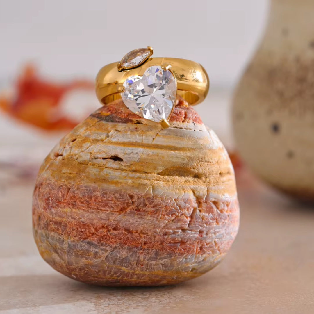 anillo zirconia cúbica, joyería oro 18k, anillo geométrico mujer, acero inoxidable antioxido, joyas modernas, regalo elegante, diseño minimalista, LENORA, anillos ligeros, joyería exclusiva