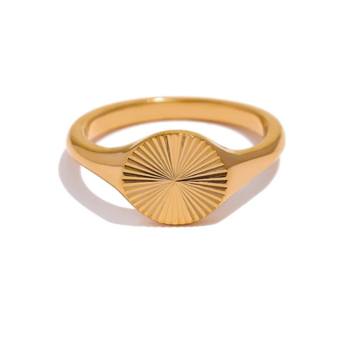 Anillo Luz Áurea diseño geométrico oro 18K textura metálica – lenorajewelry.com/anillo-luz-aurea-oro-textura
anillo de oro, anillo geométrico, joyería fina, regalo mujer, anillo textura metal, joyas acero inoxidable, LENORA, anillo moderno, anillo ligero, joyería de diseño