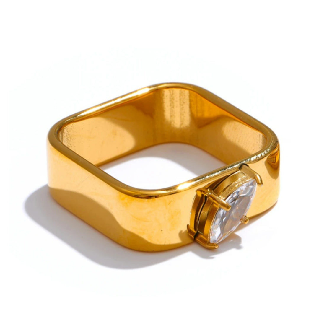 Anillo cuadrado redondeado para mujer diseño ajustable – lenorajewelry.com/anillo-luz-aurea-oro-pvd-circonitas, anillo de oro, joyería fina mujer, anillo circonitas, anillo ajustable, regalo elegante, joyas modernas, anillo acero inoxidable, LENORA, joyería exclusiva  